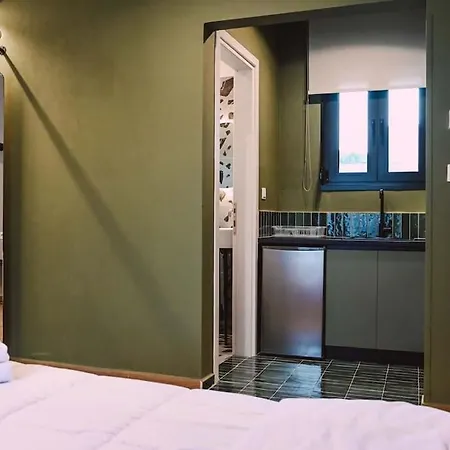 Four Olive Apartment *